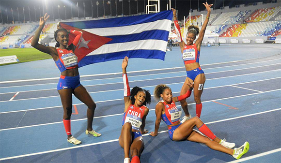 Las muchachas del relevo 4×100, alegría en la pista del Mágico González tras el triunfo y el récord. // Foto: Abel Rojas Barallobre/ Enviado especial.