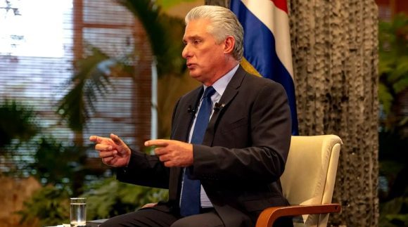 El presidente de Cuba, Miguel Díaz-Canel, frente a la cámara fotográfica. // Foto: Alejandro Azcuy.