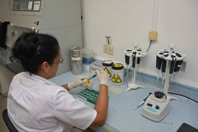 Laboratorio de Biología Molecular, perteneciente al Centro Nacional de Genética Médica, institución cubana de salud afectada por el Bloqueo estadounidense, en La Habana, Cuba, el 29 de octubre de 2019. ACN FOTO/Modesto GUTIÉRREZ CABO/ogm