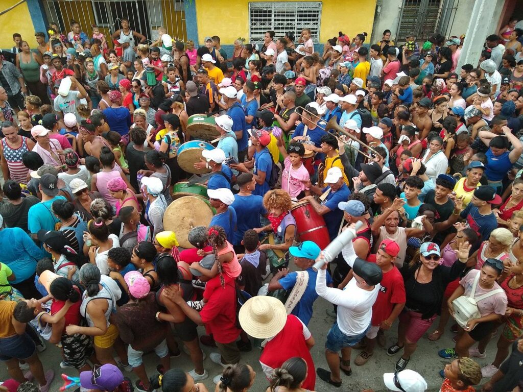 El pueblo de Manzanillo arrollando con la conga // Foto: Denia Fleitas Rosales