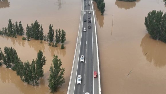 El Gobierno chino ha destinado varios paquetes de ayuda millonarios para apoyar en las labores de rescate y recuperar carreteras, cultivos y otras infraestructuras afectadas. // Foto: Tomada de Prensa Latina.