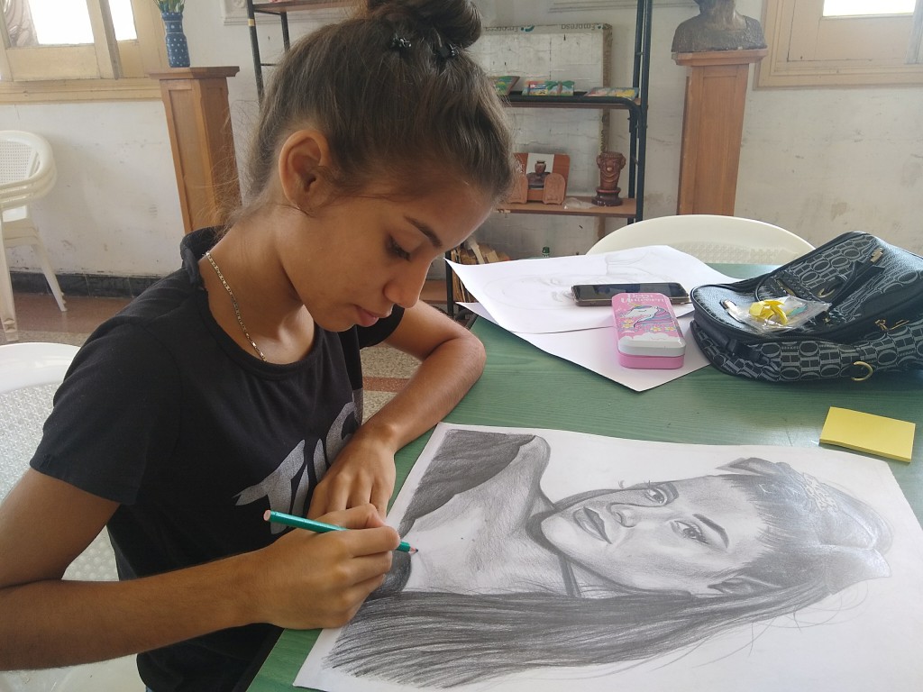 Aliannis Cabrera La O es una artista aficionada de Casa de Cultura amante del dibujo que incursiona en los retratos // Foto: Denia Fleitas Rosales