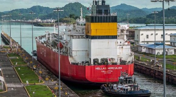 Un carguero navega por el Canal de Panamá en el área de las Esclusas de Cocolí. // Foto Afp