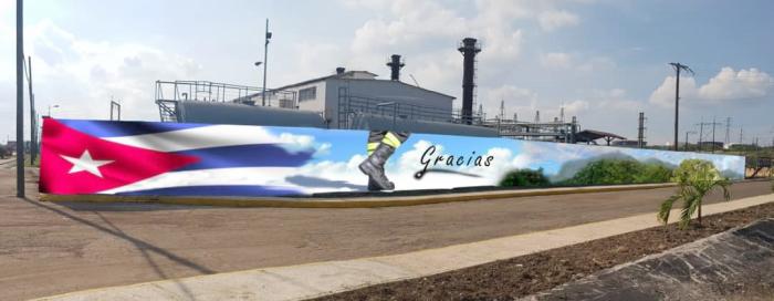 Un mural pintado a mano cobra vida en la zona industrial de Matanzas, en homenaje a los caídos en el incendio de la Base de Supertanqueros. // Foto: Ventura de Jesús García