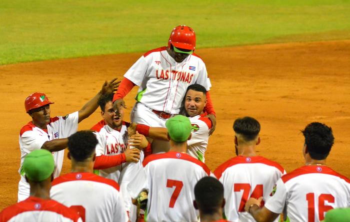 Danel Castro, el héroe del partido con su jit remolcador en el séptimo capítulo. // Foto: Ricardo López Hevia