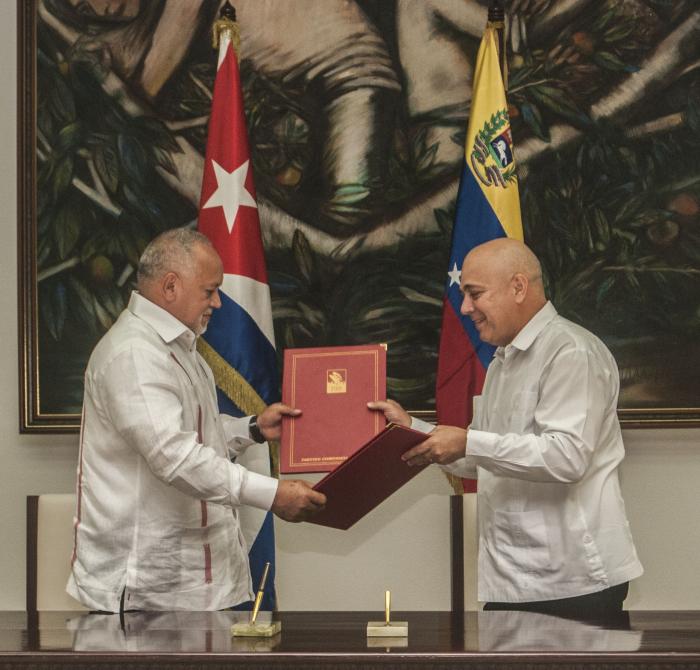  Diosdado Cabello y Roberto Morales firmaron un acuerdo que fortalecerá las relaciones entre las dos organizaciones partidistas.// Foto: Dunia Álvarez Palacios 