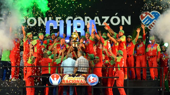 Los campeones de Cuba en lo más alto del podio. // Foto: Ricardo López Hevia