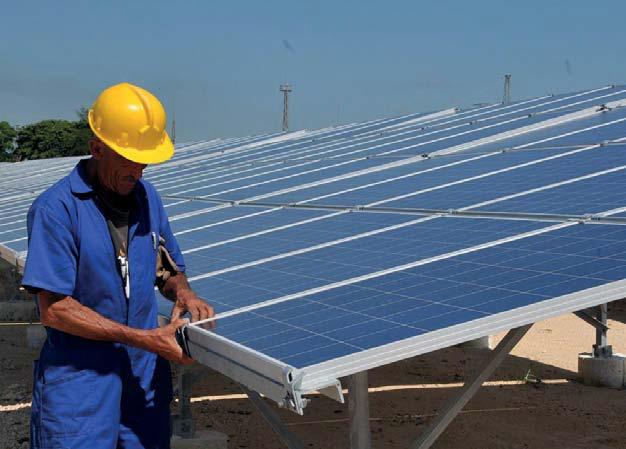 El proyecto prevé, entre equipos y materiales, una central fotovoltaica de 9 259 paneles solares con capacidad de generación de 5 MW; y una estación de almacenamiento de la energía. // Foto: Julio Martínez Molina 