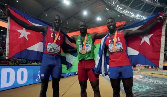 Martínez, Zango y Nápoles, medallistas del triple salto en Budapest.// Foto: Reuters