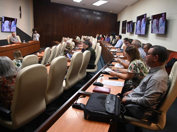 El Primer Ministro insistió en extremar las medidas organizativas para la recogida de los desechos sólidos. // Foto: Estudios Revolución