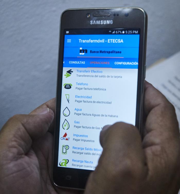 Cada vez es mayor la cantidad de servicios a los que es posible acceder a través de las plataformas cubanas de comercio electrónico. // Foto: Endrys Correa Vaillant