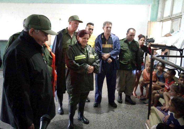 Pardo Guerra se interesó por las condiciones de los evacuados, y aseguró que los pinareños tienen experiencia ante este tipo de contingencias. // Foto: Ronald Suárez Rivas
