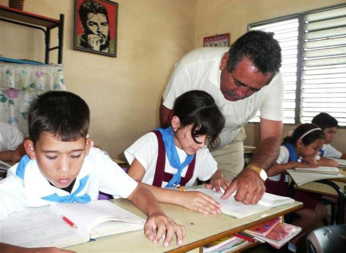 Díaz-Canel fue enfático en la atención diferenciada a los maestros, quienes trabajan en condiciones complejas, y para quienes pueden ser pensados acompañamientos muy concretos. // Foto: Freddy Pérez Cabrera