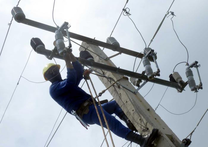  Con la misma fuerza con la que el viento y los aguaceros torrenciales averiaron circuitos, los trabajadores del sector eléctrico han impulsado la recuperación. // Foto: Ronald Suárez Rivas 