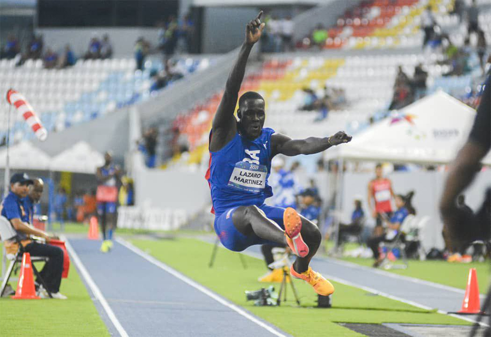 Lázaro Martínez en uno de sus saltos en el triple de los Juegos de San Salvador, el 7 de julio de 2023. // Foto: Abel Rojas Barallobre/ Enviado especial.