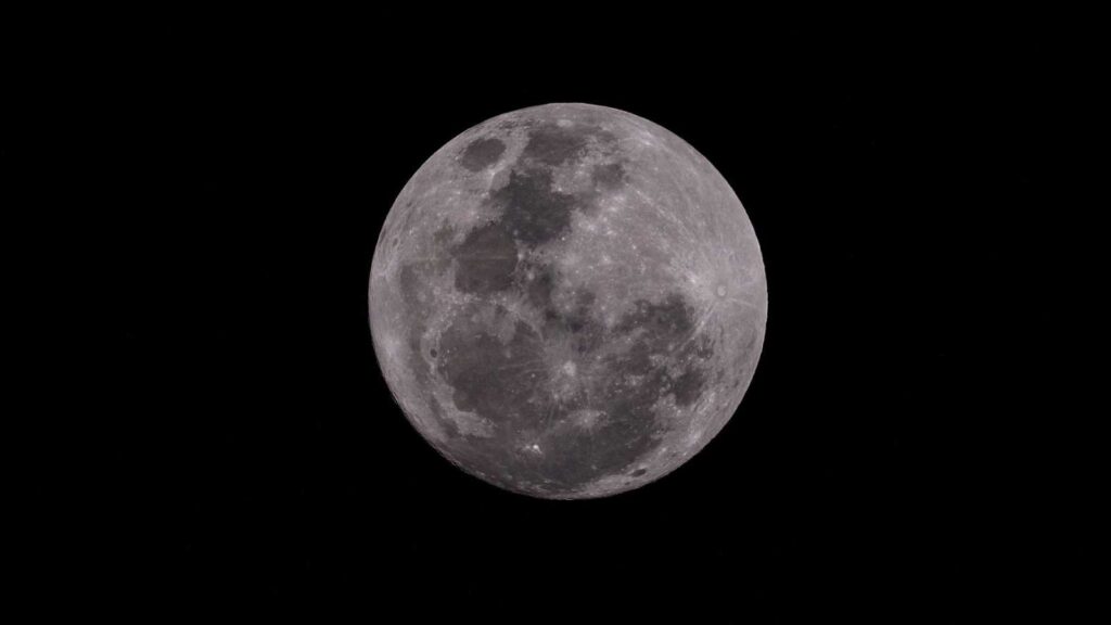 Vista de la superluna en Sidney, Australia. // Foto: EFE/EPA/DAN HIMBRECHTS