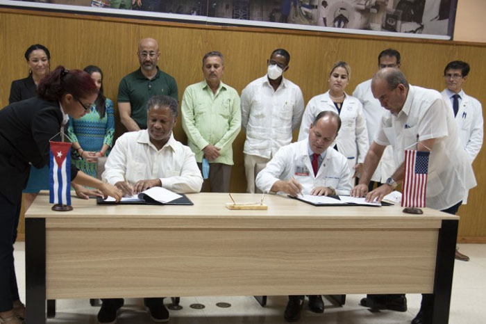 Firma de Memorando de Entendimiento con el Centro de Cáncer Massey de la Universidad Mancomunidad de Virginia y el Instituto Oncológico de Cuba , Firman los directores de ambos Centros, Dr.Robert Winn y Dr.Luis E.Martín Rodríguez., en el teatro del propio Instituto cubano, La Habana // Foto: José “Tito” Meriño