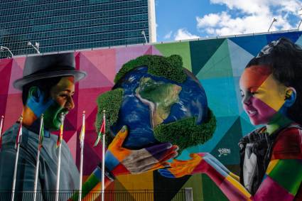 Este mural de Eduardo Kobra adornó la fachada de la Biblioteca de la ONU en 2022 para reflejar el ofrecimiento de un planeta sostenible a las generaciones futuras. Autor: ONU