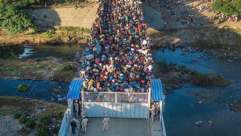 Haitianos esperan cruzar la frontera a República Dominicana en Dajabón, 19 de noviembre de 2021.Matias Delacroix / AP