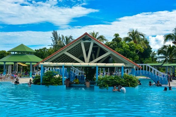 El hotel Brisas Guardalavaca, ubicado en la playa de igual nombre en el municipio de Banes, provincia de Holguín. // Foto: Juan Pablo Carreras.