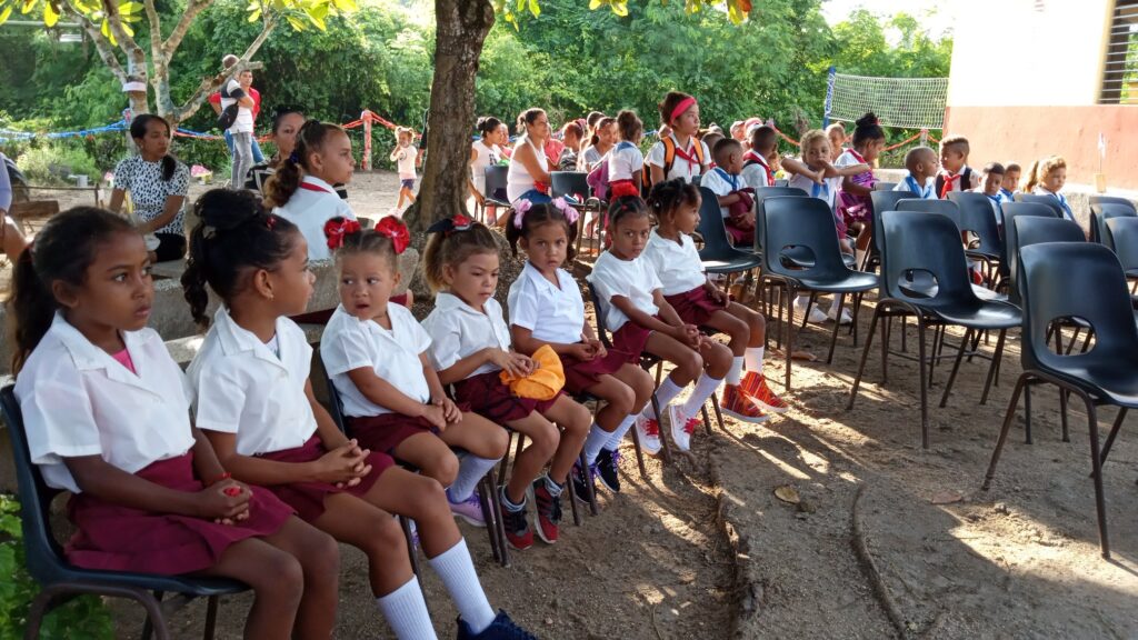 El acto de inicio de curso en manzanillo tuvo por sede la escuela primaria Modesto Tirado // Foto: Claudia Sánchez