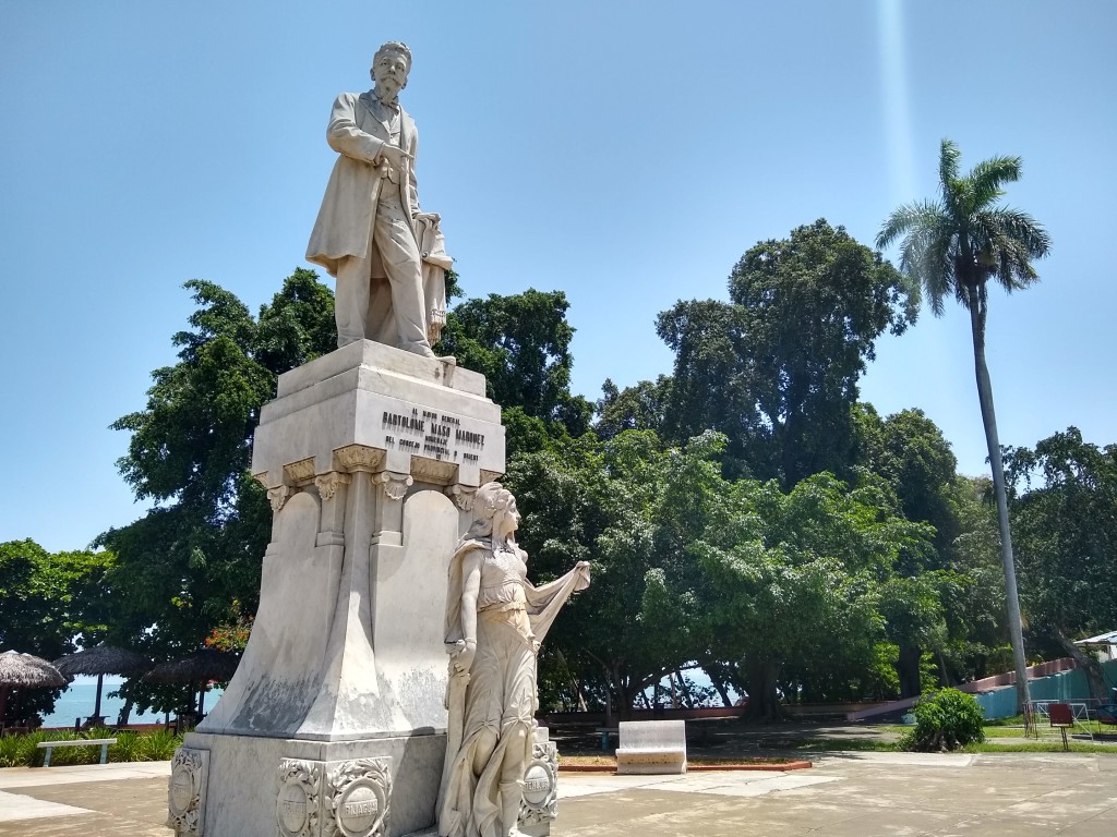 La escultura monumental del Mayor General del Ejército Libertador, Bartolomé Masó Márquez, honra en mármol al mambí de las tres guerras. // Foto: Denia Fleitas Rosales