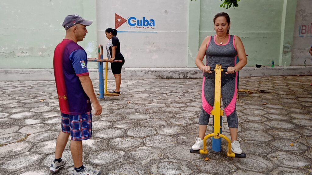 Se aprovechan los parques biosaludables para realizar ejercicios al aire libre siempre asesorados pro un profesor // Foto: Marlene Herrera