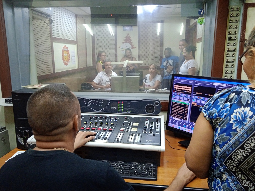 Un grupo de realizadores se reunieron para conocer los premios del aniversario 42 de la radio en Manzanillo // Foto: Marlene Herrera