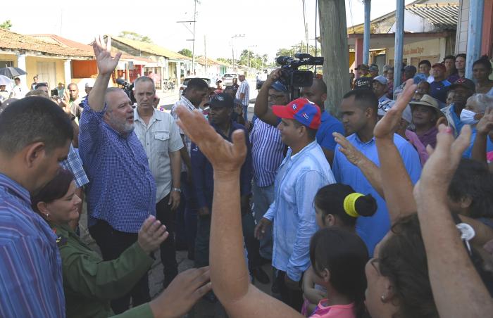 El Primer Ministro transmitió un saludo del Presidente cubano. // Foto: Estudios Revolución