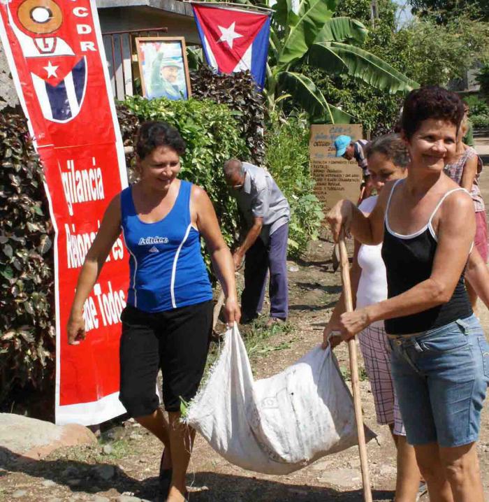 La familia es el núcleo de la labor de los CDR en la comunidad. // Foto: Rafael Martínez