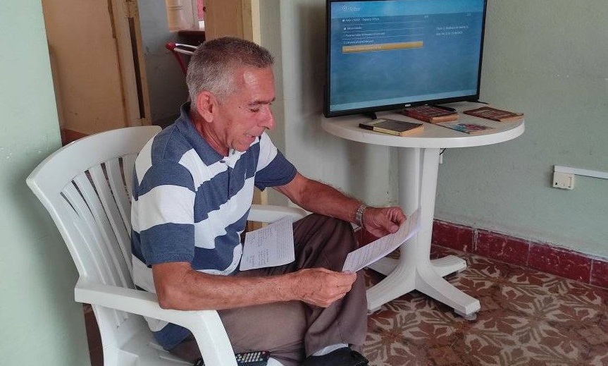Ángel Larramendi Mecías, coordinador en Manzanillo del Movimiento Poético Mundial // Foto: tomada del perfil Facebook