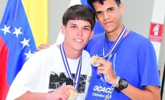 Diego, a la izquierda y Royman, a la derecha, obtienen oro en Olimpiada Centroamericana de Química. Foto: Escambray