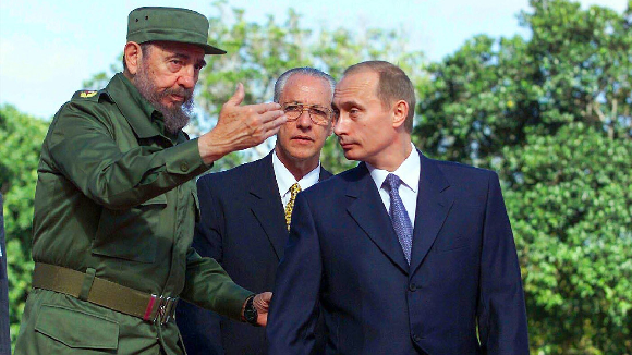 Fidel Castro junto al presidente ruso Vladímir Putin en el Palacio de la Revolución, en Cuba, en el año 2000. // Foto: Jorge Rey / MediaPunch / www.globallookpress.com