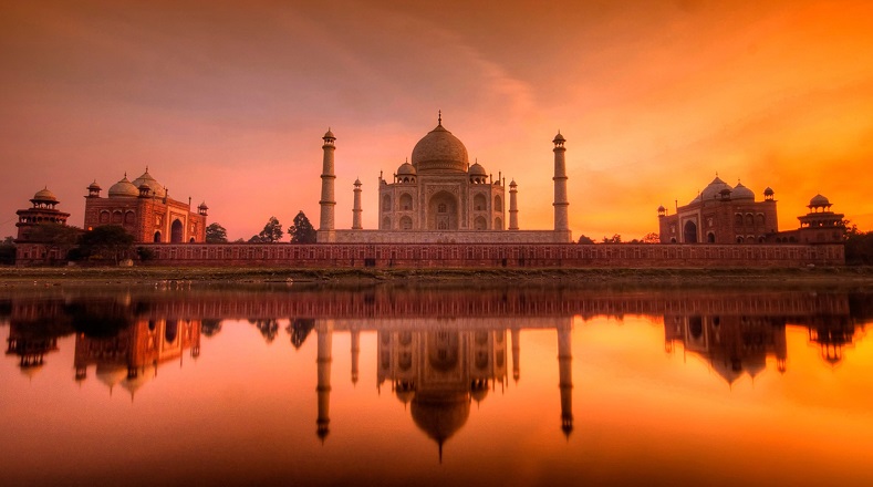 Taj Mahal es un palacio y monumento funerario situado en Agra, India, cuya construcción requirió alrededor de 23 años y el trabajo de más de 20 000 obreros. // Foto: EFE.