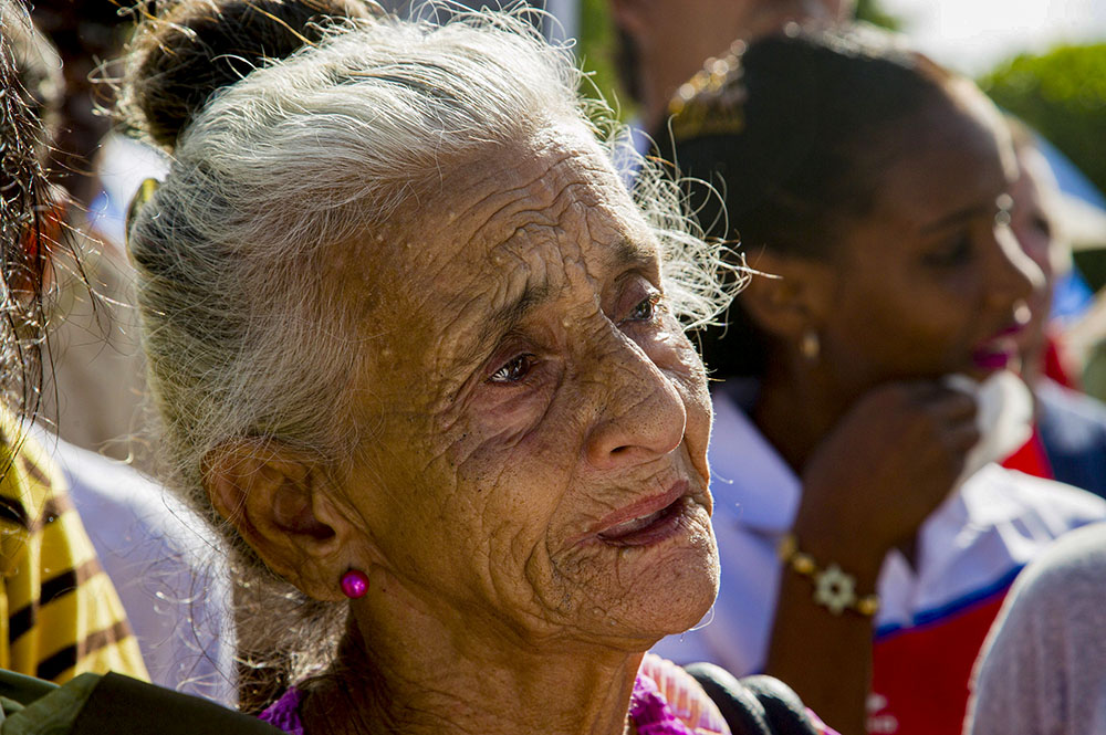 Familiar de una de las víctimas del Crimen de Barbados durante la tradicional peregrinación que se realiza cada 6 de octubre en La Habana, Cuba. // Foto: Ismael Francisco/ Cubadebate.