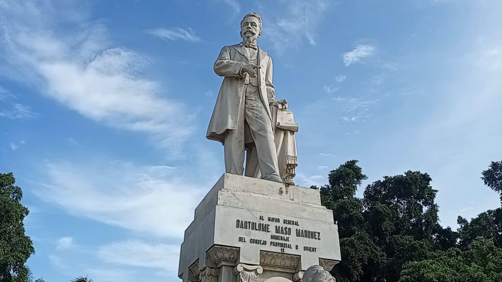 Escultura monumental homenaje a Bartolomé Masó en Manzanillo // Foto: Marlene Herrera