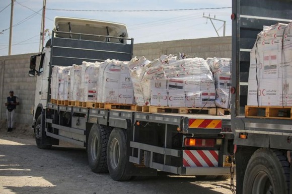 Camiones de ayuda humanitaria en el paso de Rafah. // Foto: Getty Images.