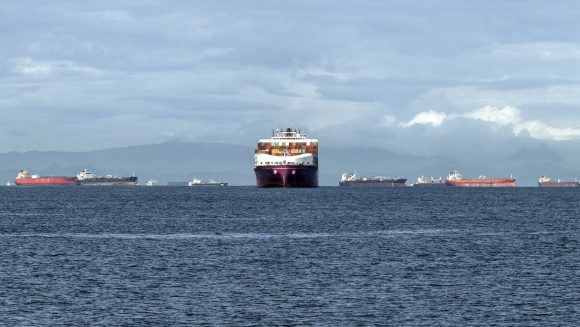 Una cola de barcos en la entrada al canal de Panamá, el 24 de septiembre de 2023. // Foto: AFP