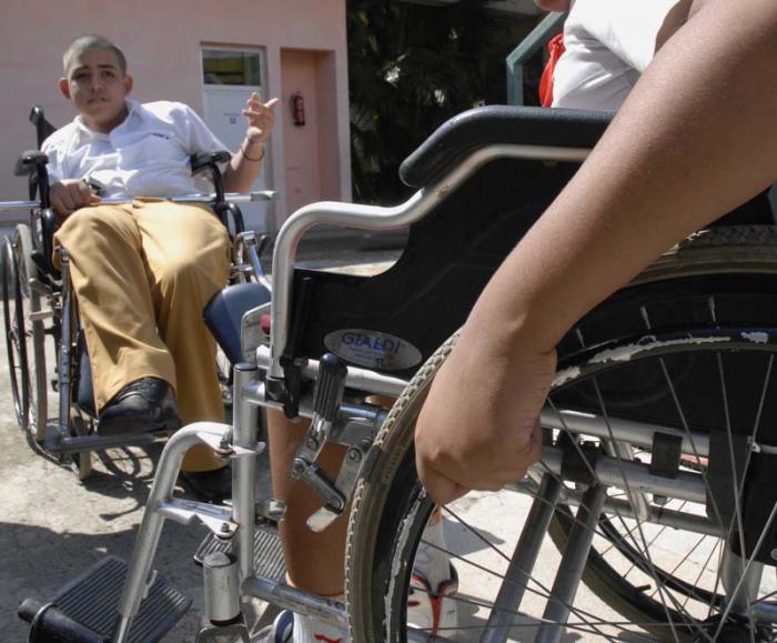 El bloqueo impide adquirir en el mercado norteamericano sillas de ruedas, bastones o nuevas tecnologías para aumentar la calidad de vida de los discapacitados. // Foto: Ricardo López Hevia
