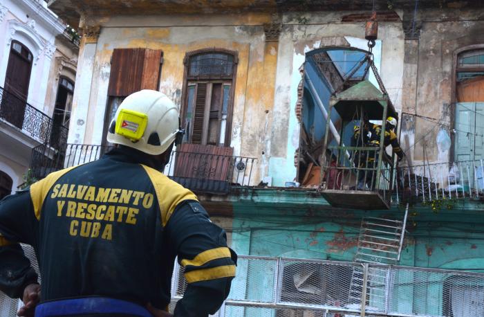 Los trabajos debían ser muy cuidadosos, por la inestabilidad de la estructura. // Foto: Ricardo López Hevia