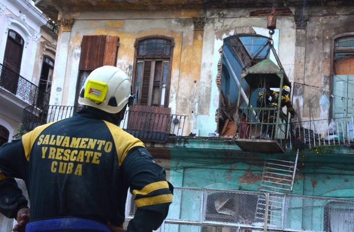  Los trabajos debían ser muy cuidadosos, por la inestabilidad de la estructura. // Foto: Ricardo López Hevia 