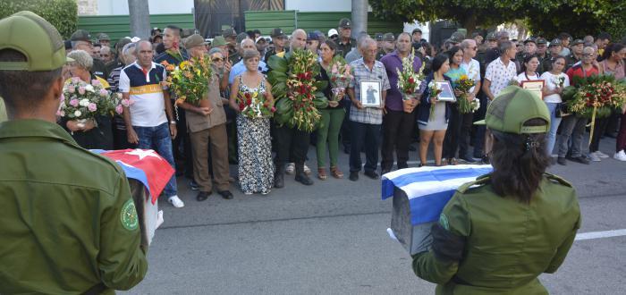 Homenaje en La Habana a los dos rescatistas fallecidos en Lamparilla 368 // Foto: Juvenal Balán