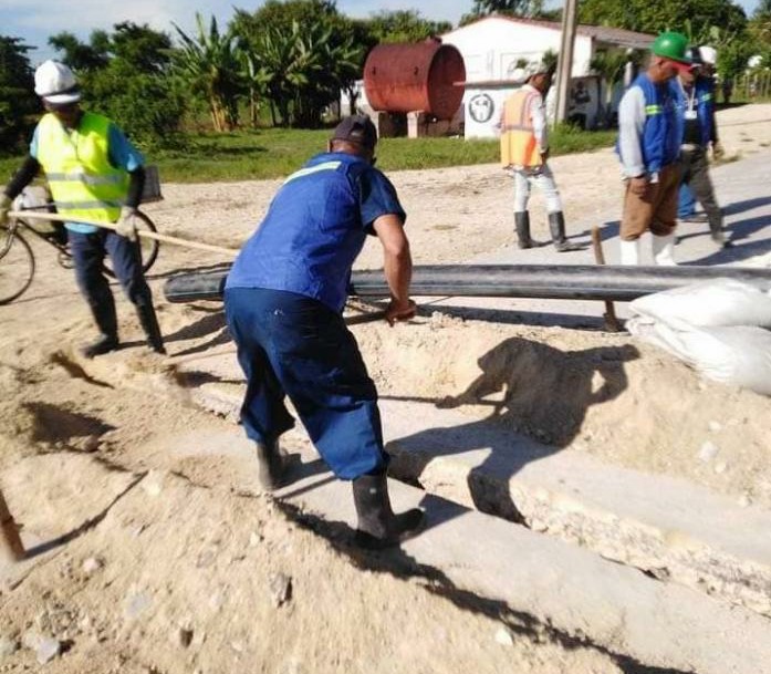 La colocación de conductoras y redes hidráulicas en la comunidad La Demajagua permitirá que llegue el servicio de abasto de agua hasta los hogares de esa localidad. // Foto: Tomada del perfil en Facebook de Recursos Hidráulicos en Granma