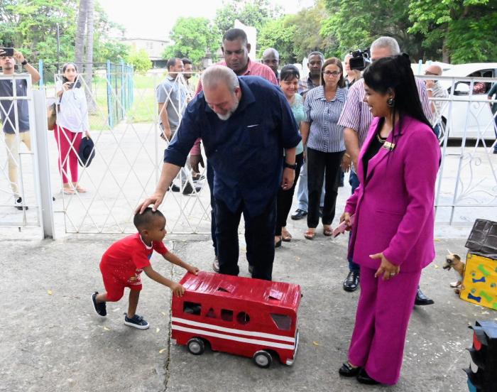 Marrero Cruz ponderó la casita infantil como una idea que debe generalizarse. // Foto: Estudios Revolución