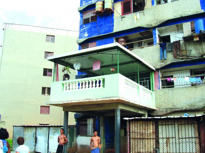  Una de las violaciones más comunes es la ampliación de los apartamentos. // Foto: Archivo Granma 