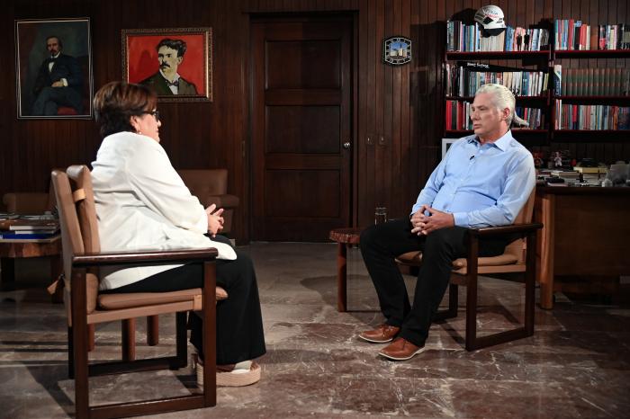 «También la energía sale del compromiso y de la voluntad por enfrentar los problemas y por dar una respuesta que realmente nos lleve, como país y como pueblo, a una mejor situación que la que estamos viviendo», afirmó el Presidente. // Foto: Estudios Revolución