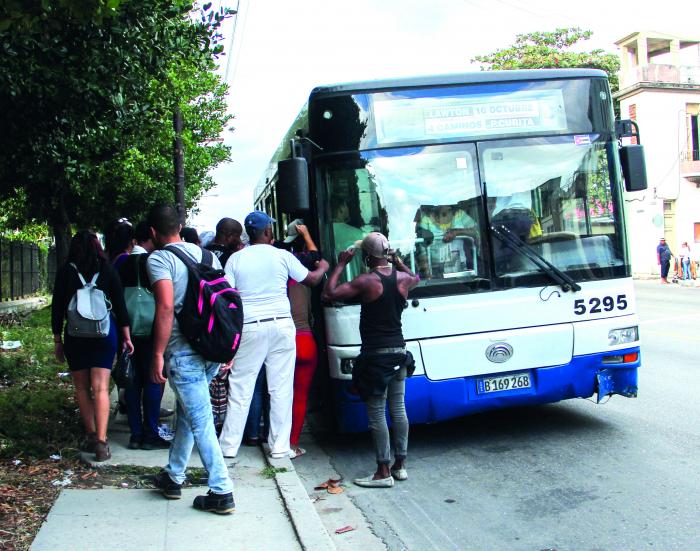 La recuperación de algunos ómnibus ha sido posible gracias a la innovación de los trabajadores. // Foto: Juvenal Balán