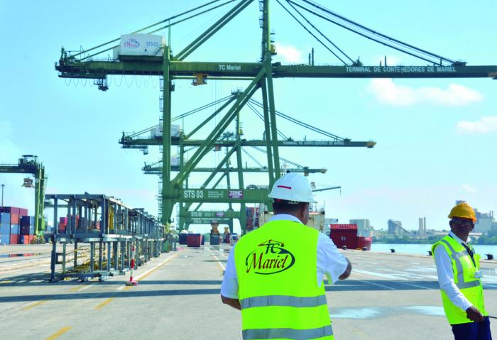 En el Comercio Exterior, los daños por el bloqueo, entre marzo de 2022 y febrero de 2023, alcanzan la cifra de 3 081,3 millones de dólares // Foto: Ricardo López Hevia