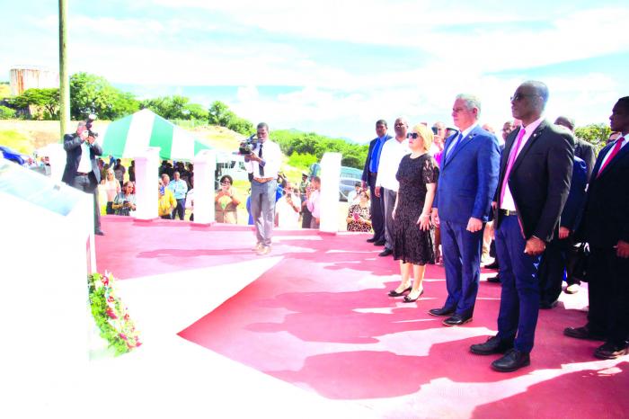 En su visita a Granada, en diciembre de 2022, el Presidente cubano rindió tributo a los caídos víctimas de la invasión de Estados Unidos a la isla caribeña. // Foto: Estudios Revolución