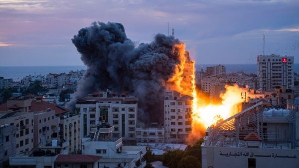Aviones de combate israelíes atacaron en horas de la mañana la Torre Al-Aklouk, de 11 pisos, en el barrio de Nasser, al oeste de la ciudad de Gaza. // Foto: @HishamteleSUR